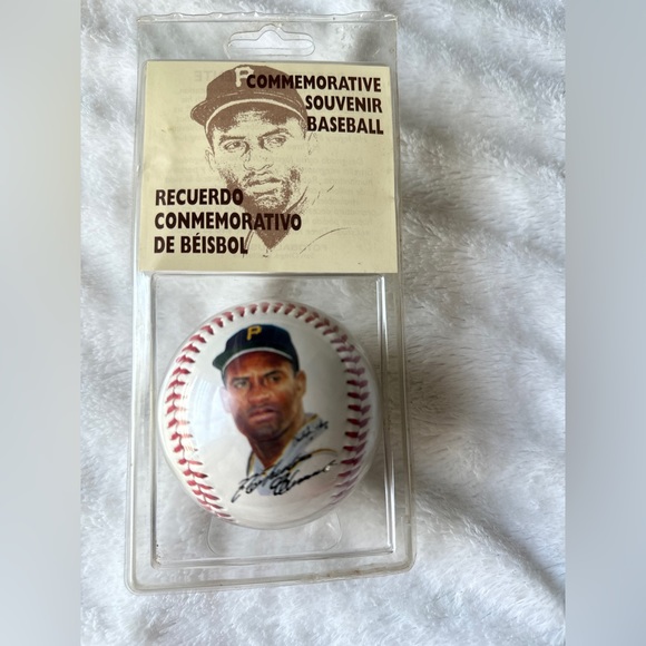 - Roberto Clemete Commemrative Baseball Souvenir 1994 - Picture 1 of 7
